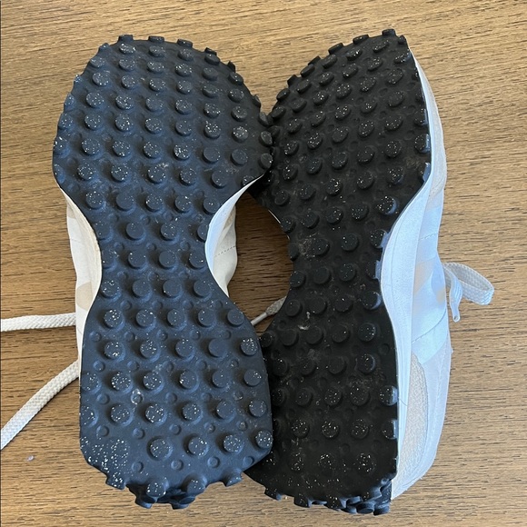 New Balance 327 in white/ beige Mens 7 Women 8.5 - Picture 4 of 4